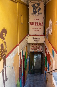 PASSAGE ETROIT A THEME AVEC FRESQUE SUR LA REVOLUTION MEXICAINE ET ENSEIGNE DE CAFE, BASTIA