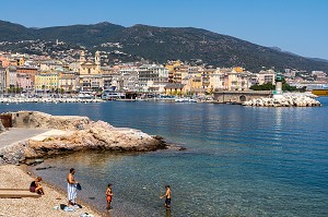 FAMILLE SE BAIGNANT PRES DU VIEUX PORT, BASTIA, CORSE