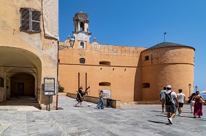 PASSANTS ET VISITEURS DEVANT LE MUSEE DE BASTIA DANS LA CITADELLE