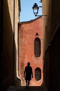 HOMME EN SILHOUETTE MARCHANT DANS UNE RUELLE ETROITE, BASTIA, CORSE