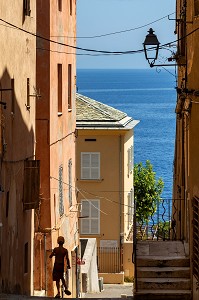 RUELLE DE LA CITADELLE DE BASTIA EN CORSE OUVRANT SUR LA MER MEDITERRANEE