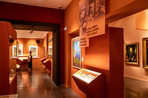 VISITEUSE DANS LES SALLES D'EXPOSITION DU MUSEE DE BASTIA