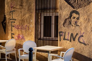GRAFFITIS NATIONALISTES CORSES ET PORTRAIT D'YVAN COLONNA SUR LA FACADE D'UN CAFE A BASTIA