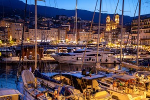 VIEUX PORT DE BASTIA AU CREPUSCULE AVEC YACHTS ET VOILIERS, CORSE