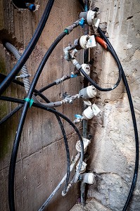 RANGEE DE COMPTEURS D'EAU ET TUYAUX SUR UN MUR EN BETON A BASTIA