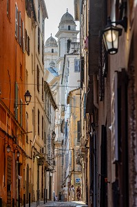 RUELLE ENCADREE DE BATIMENTS OCRE MENANT A UN CLOCHER, BASTIA, CORSE