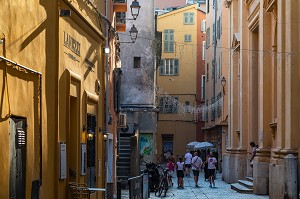RUELLE AUX FACADES COLOREES DANS LA VIEILLE VILLE DE BASTIA, EGLISE SAINT JEAN-BAPTISTE, RUE SAINT-JEAN
