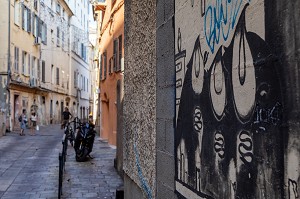 FRESQUE DE STREET ART SUR UN MUR DANS UNE RUELLE DE BASTIA