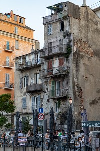 IMMEUBLE ANCIEN ET TERRASSE DE RESTAURANT A BASTIA