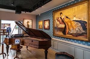 PIANO A QUEUE ET PEINTURES D'EPOQUE A LA VILLA DU TEMPS RETROUVE A CABOURG