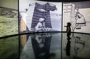 ENFANT OBSERVANT UNE PROJECTION IMMERSIVE A LA VILLA DU TEMPS RETROUVE A CABOURG
