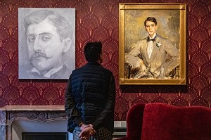 VISITEUR OBSERVANT DES PORTRAITS DE MARCEL PROUST A LA VILLA DU TEMPS RETROUVE A CABOURG