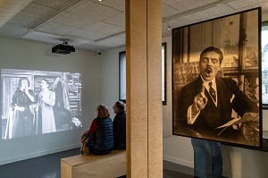 VISITEURS REGARDANT UNE PROJECTION A LA VILLA DU TEMPS RETROUVE A CABOURG