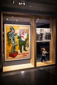 JEUNE ENFANT DEBOUT DANS UNE VITRINE D'EXPOSITION A LA VILLA DU TEMPS RETROUVE A CABOURG