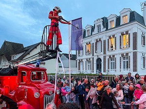 SPECTACLE DE RUE AVEC COMEDIEN POMPIER SUR CAMION ANCIEN A CABOURG