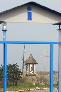 CROIX DE LORRAINE, ARRIVEE DU GENERAL DE GAULLE, COURSEULLES-SUR-MER, SITE DU DEBARQUEMENT DU 06 JUIN 1944, NORMANDIE, FRANCE 