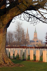 BAYEUX EST LE PLUS GRAND CIMETIERE BRITANNIQUE DE LA SECONDE GUERRE MONDIALE AVEC 4648 TOMBES, SITE DU DEBARQUEMENT EN NORMANDIE DU 6 JUIN 1944, CALVADOS (14) 