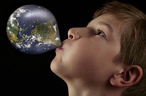 SECOND SOUFFLE, SOUFFLE D'UN ENFANT DANS UNE BULLE DE CHEWING GUM, ILLUSTRATION DE LA FRAGILITE DE LA PLANETE, EXPOSITION PHOTOGRAPHIQUE 'TERRE FRAGILE' MONTRANT L'IMPACT DE L'HOMME SUR LA PLANETE, FRANCE, MONDE 