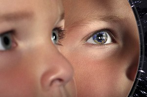 CLAIRVOYANCE, REFLET DE LA TERRE DANS L'OEIL DE L'ENFANT DANS LE MIROIR, ILLUSTRATION D'UNE VIE IMPOSSIBLE SUR TERRE, EXPOSITION PHOTOGRAPHIQUE ‘TERRE FRAGILE’ MONTRANT L’IMPACT DE L’HOMME SUR LA PLANETE, FRANCE, MONDE 