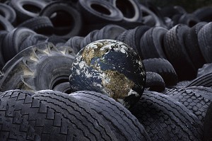 RECHAPEE, ABANDON DE LA TERRE AU MILIEU D'UNE DECHARGE DE PNEUS, ILLUSTRATION D'UNE PLANETE MORTE ET POLLUEE, EXPOSITION PHOTOGRAPHIQUE ‘TERRE FRAGILE’ MONTRANT L’IMPACT DE L’HOMME SUR LA PLANETE, FRANCE, MONDE 