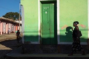 SCENE DE RUE DEVANT LES FACADES COLOREES DES MAISONS, TRINIDAD, CLASSEE AU PATRIMOINE MONDIAL DE L’HUMANITE PAR L’UNESCO, CUBA, CARAIBES 