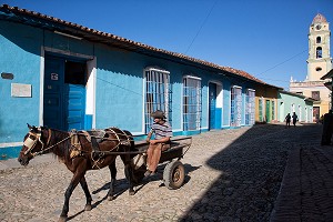 PAYSAN AVEC SON CHEVAL ET SA CHARRETTE, SCENE DE RUE PRES DE L'EGLISE DU CONVENT SAINT-FRANCOIS D'ASSISE, TRINIDAD, CLASSEE AU PATRIMOINE MONDIAL DE L’HUMANITE PAR L’UNESCO, CUBA, CARAIBES 