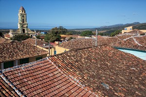 TOITS EN TUILES ROUGES ET CLOCHER DE L'EGLISE DU CONVENT SAINT-FRANCOIS D'ASSISE, TRINIDAD, CLASSEE AU PATRIMOINE MONDIAL DE L’HUMANITE PAR L’UNESCO, CUBA, CARAIBES 