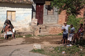 COIFFEUR DANS LA RUE, SCENE DE VIE QUOTIDIENNE, TRINIDAD, CLASSEE AU PATRIMOINE MONDIAL DE L’HUMANITE PAR L’UNESCO, CUBA, CARAIBES 