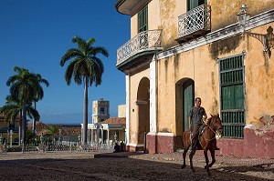 HOMME A CHEVAL DANS UNE RUE DE TRINIDAD, CLASSEE AU PATRIMOINE MONDIAL DE L’HUMANITE PAR L’UNESCO, CUBA, CARAIBES 