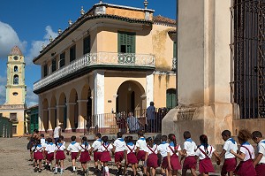 ECOLIERS EN UNIFORME ALLANT A L'ECOLE, PLAZA MAYOR AVEC L'EGLISE DU CONVENT SAINT FRANCOIS D'ASSISE, TRINIDAD, CLASSEE AU PATRIMOINE MONDIAL DE L’HUMANITE PAR L’UNESCO, CUBA, CARAIBES 