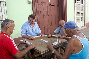 JOUEURS DE DOMINOS DANS LA RUE, TRINIDAD, CLASSEE AU PATRIMOINE MONDIAL DE L’HUMANITE PAR L’UNESCO, CUBA, CARAIBES 