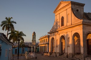 SQUARE AUX PALMIERS, PLAZA MAYOR, EGLISE SANTA ANA ET CLOCHER DE L'EGLISE DE L'ANCIEN COUVENT SAINT-FRANCOIS D'ASSISE, TRINIDAD, CLASSEE AU PATRIMOINE MONDIAL DE L’HUMANITE PAR L’UNESCO, CUBA, CARAIBES 