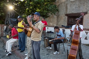 MUSICIENS CUBAINS SUR LA PLAZA MAYOR, TRINIDAD, CLASSEE AU PATRIMOINE MONDIAL DE L’HUMANITE PAR L’UNESCO, CUBA, CARAIBES 