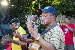 MUSICIENS CUBAINS SUR LA PLAZA MAYOR, TRINIDAD, CLASSEE AU PATRIMOINE MONDIAL DE L’HUMANITE PAR L’UNESCO, CUBA, CARAIBES 