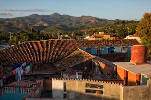 VUE DE LA VALLEE DE LOS INGENIOS (REGION DES ANCIENNES PLANTATIONS DE CANNE A SUCRE), DEPUIS LES TOITS EN TUILES ROUGES DE LA VILLE, TRINIDAD, CLASSEE AU PATRIMOINE MONDIAL DE L’HUMANITE PAR L’UNESCO, CUBA, CARAIBES 
