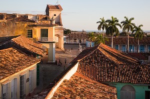 VUE SUR L'EGLISE SANTA ANA ET LA PLAZA MAYOR, TRINIDAD, CLASSEE AU PATRIMOINE MONDIAL DE L’HUMANITE PAR L’UNESCO, CUBA, CARAIBES 