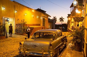 VIEILLE VOITURE AMERICAINE ET RESTAURANTS, LA NUIT, CALLE SIMON BOLIVAR, TRINIDAD, CLASSEE AU PATRIMOINE MONDIAL DE L’HUMANITE PAR L’UNESCO, CUBA, CARAIBES 