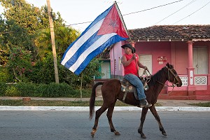 CAVALIER SUR SON CHEVAL PORTANT LE DRAPEAU CUBAIN, VALLEE DE VINALES, CLASSEE AU PATRIMOINE MONDIAL DE L’HUMANITE PAR L’UNESCO, CUBA, CARAIBES 