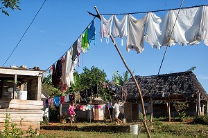 JEUX D'ENFANTS DANS UNE COUR, AU MILIEU DU LINGE, MAISON DE PRODUCTEURS DE TABAC, VALLEE DE VINALES, CLASSEE AU PATRIMOINE MONDIAL DE L’HUMANITE PAR L’UNESCO, CUBA, CARAIBES 