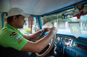 CHAUFFEUR DE TAXI AU VOLANT DE SA VIEILLE VOITURE AMERICAINE, VALLEE DE VINALES, CLASSEE AU PATRIMOINE MONDIAL DE L’HUMANITE PAR L’UNESCO, CUBA, CARAIBES 