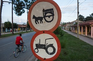 PANNEAUX DE SIGNALISATION POUR LES CHARRETTES ET TRACTEURS A L'ENTREE DE LA VILLE, VALLEE DE VINALES, CLASSEE AU PATRIMOINE MONDIAL DE L’HUMANITE PAR L’UNESCO, CUBA, CARAIBES 