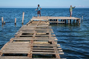 PONTON EN BOIS DELABRE DE PUERTO ESPERANZA, PETIT PORT DE PECHEURS, PROVINCE DE PINAR DEL RIO, CUBA, CARAIBES 