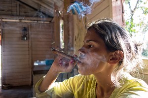 JEUNE FEMME, PRODUCTEUR DE TABAC, GOUTANT SA PRODUCTION, FABRICATION DU COHIBA CUBAIN (PURO), VALLEE DE VINALES, CLASSEE AU PATRIMOINE MONDIAL DE L’HUMANITE PAR L’UNESCO, CUBA, CARAIBES 