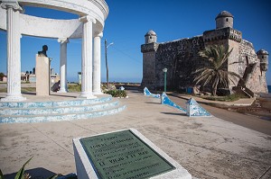 MONUMENT EN HOMMAGE A ERNEST HEMINGWAY (1899-1961), ECRIVAIN ET JOURNALISTE AMERICAIN, PRES DU FORT, COJIMAR, PETIT VILLAGE DE PECHEURS, SOURCE D'INSPIRATION DE SON LIVRE 'LE VIEL HOMME ET LA MER', CUBA, CARAIBES 
