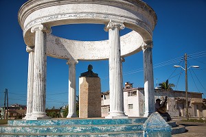 MONUMENT EN HOMMAGE A ERNEST HEMINGWAY (1899-1961), ECRIVAIN ET JOURNALISTE AMERICAIN, PRES DU FORT, COJIMAR, PETIT VILLAGE DE PECHEURS, SOURCE D'INSPIRATION DE SON LIVRE 'LE VIEL HOMME ET LA MER', CUBA, CARAIBES 