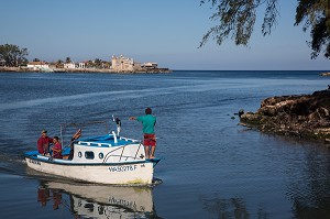 BATEAU RENTRANT DE LA PECHE DEVANT LE FORT DE COJIMAR, PETIT VILLAGE DE PECHEURS A L'EST DE LA HAVANE OU ERNEST HEMINGWAY AIMAIT PARTIR A LA PECHE EN MER, SOURCE D'INSPIRATION DE SON LIVRE 'LE VIEL HOMME ET LA MER', CUBA, CARAIBES 