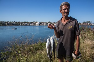 PECHEUR A LA LIGNE AVEC SES POISSONS, COJIMAR, PETIT VILLAGE DE PECHEURS A L'EST DE LA HAVANE OU ERNEST HEMINGWAY AIMAIT PARTIR A LA PECHE EN MER, SOURCE D'INSPIRATION DE SON LIVRE 'LE VIEL HOMME ET LA MER', CUBA, CARAIBES 