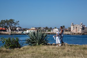 COUPLE DEVANT LE FORT DE COJIMAR, PETIT VILLAGE DE PECHEURS A L'EST DE LA HAVANE OU ERNEST HEMINGWAY AIMAIT PARTIR A LA PECHE EN MER, SOURCE D'INSPIRATION DE SON LIVRE 'LE VIEL HOMME ET LA MER', CUBA, CARAIBES 