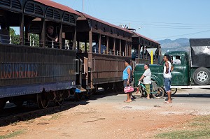 TRAIN TOURISTIQUE DANS LA VALLEE DE LOS INGENIOS, REGION DES ANCIENNES PLANTATIONS DE CANNE A SUCRE, CLASSEE AU PATRIMOINE MONDIAL DE L'HUMANITE PAR L'UNESCO, CUBA, CARAIBES 