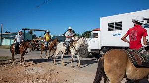 CAVALIERS AVEC LEURS CHEVAUX SUR LA ROUTE, TRINIDAD, VILLE CLASSEE AU PATRIMOINE MONDIAL DE L'HUMANITE PAR L'UNESCO, CUBA, CARAIBES 